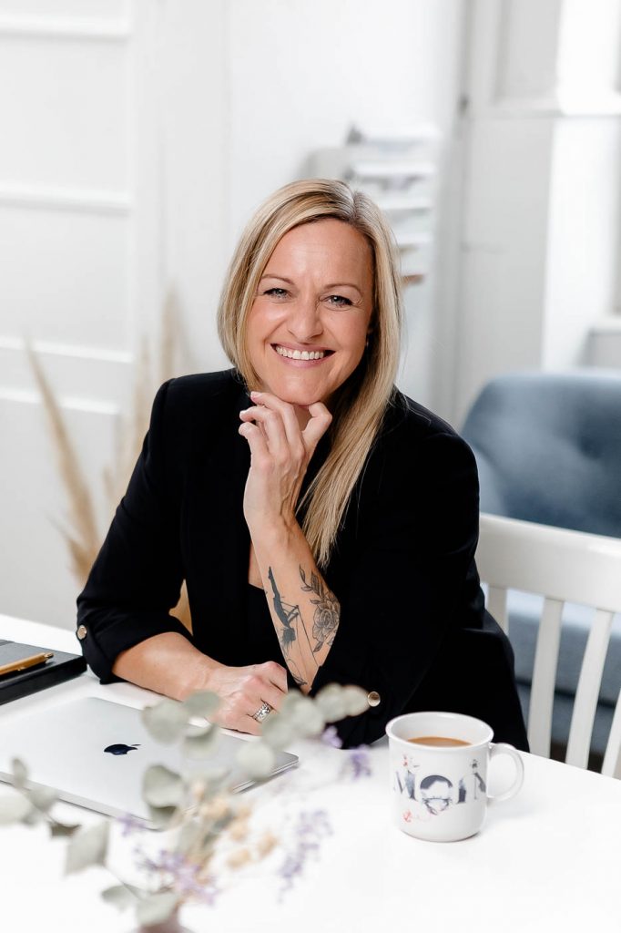 Portrait von selbstständiger Frau am Schreibtisch