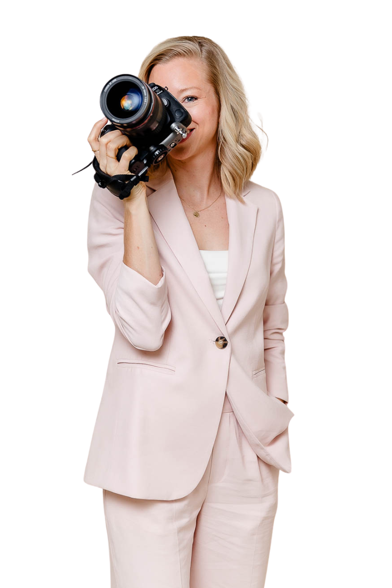 Personal Branding Fotografin hinter Kamera in Blazer im Studio